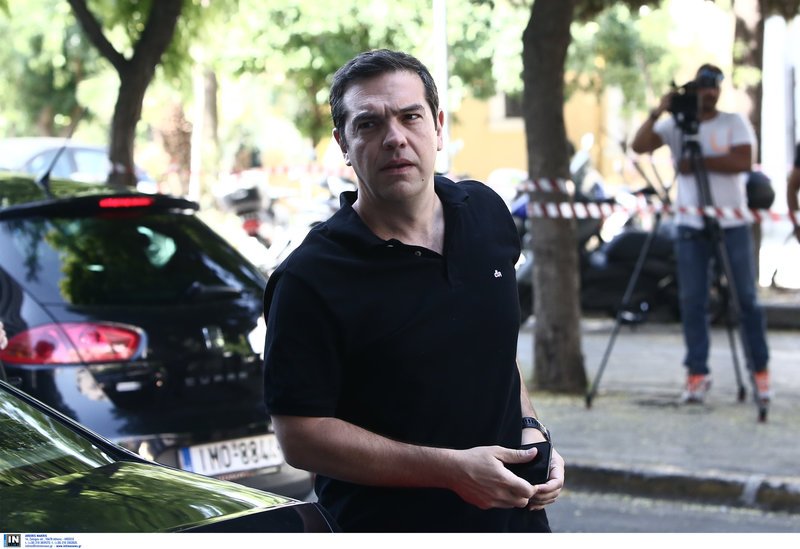 Με μαύρο κοντομάνικο μπλουζάκι στο Πολιτικό Συμβούλιο ο Τσίπρας [εικόνες] | iefimerida.gr 1