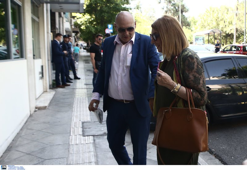 Η Τασία Χριστοδολουπούλου με μια ταμπά δερμάτινη τσάντα και μακρυμάνικο σακάκι μπαίνει στα γραφεία του ΣΥΡΙΖΑ