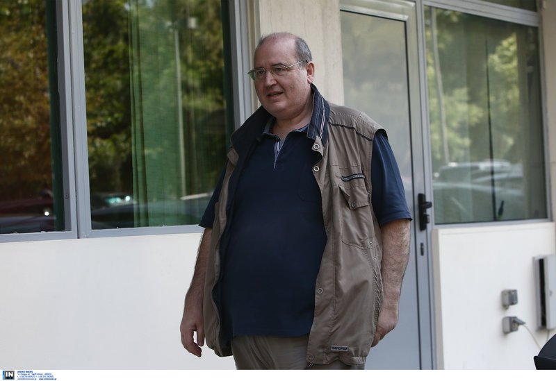 Πάντα με το κλασικό πια γιλέκο ο βουλευτής του ΣΥΡΙΖΑ Νίκος Φίλης