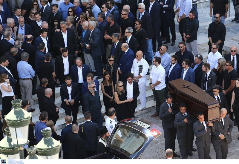 Συντετριμμένοι οι γονείς του και τα αδέλφια του, αποχαιρέτησαν τον Σωκράτη Κόκκαλη τζούνιορ [εικόνες] | iefimerida.gr 19