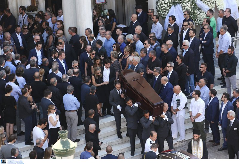 Συντετριμμένοι οι γονείς του και τα αδέλφια του, αποχαιρέτησαν τον Σωκράτη Κόκκαλη τζούνιορ [εικόνες] | iefimerida.gr 21