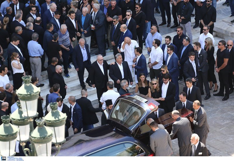 Συντετριμμένοι οι γονείς του και τα αδέλφια του, αποχαιρέτησαν τον Σωκράτη Κόκκαλη τζούνιορ [εικόνες] | iefimerida.gr 18