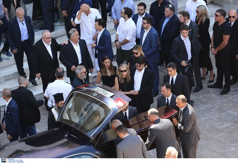 Συντετριμμένοι οι γονείς του και τα αδέλφια του, αποχαιρέτησαν τον Σωκράτη Κόκκαλη τζούνιορ [εικόνες] | iefimerida.gr 17