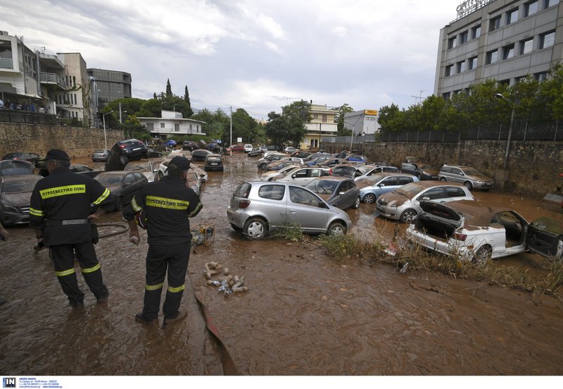 Η βροχή έπνιξε το Μαρούσι: Βούλιαξαν αυτοκίνητα -Κίνδυνος για πεζούς | iefimerida.gr 3