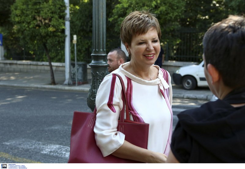 Η Ολγα Γεροβασίλη με κόκκινη τσάντα και λευκή μπλούζα, μπαίνει στο Μαξίμου -Φωτογραφία: Intimenews/ΚΑΠΑΝΤΑΗΣ ΔΗΜΗΤΡΗΣ