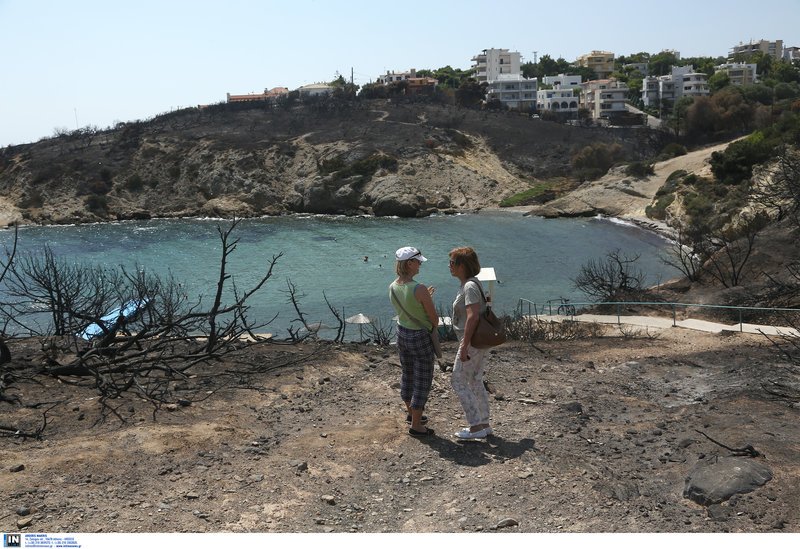 Η ζωή συνεχίζεται στα καμένα- Λουόμενοι κάνουν το μπάνιο τους στο λιμανάκι της Ραφήνας [εικόνες] | iefimerida.gr 5