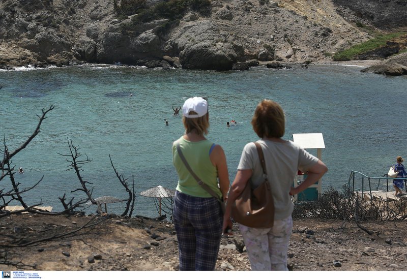 Η ζωή συνεχίζεται στα καμένα- Λουόμενοι κάνουν το μπάνιο τους στο λιμανάκι της Ραφήνας [εικόνες] | iefimerida.gr 4