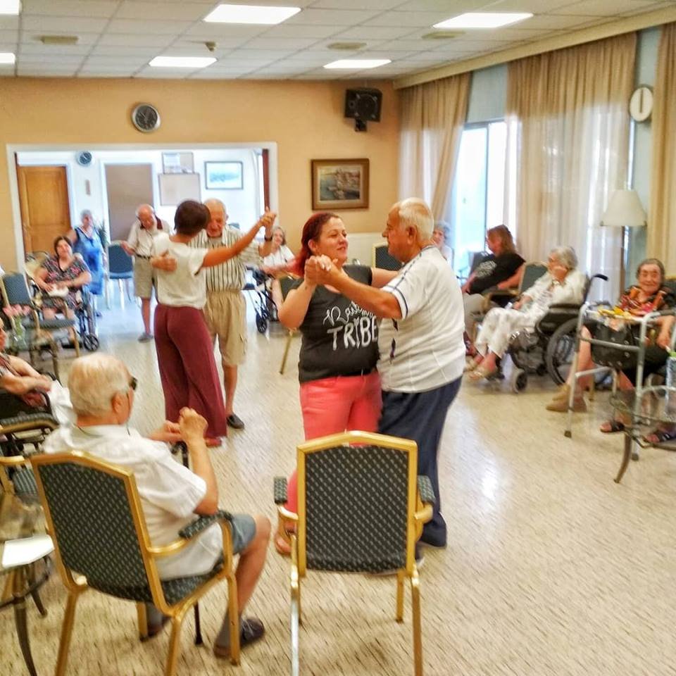 ΣΕ κάθε επίσκεψη «στήνουνε» χορό και παίζουν θέατρο