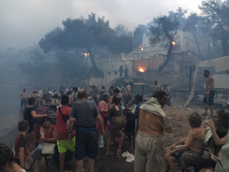 Συγκλονιστικό ντοκουμέντο -Ανθρωποι στη θάλασσα την ώρα της φωτιάς στο Μάτι [εικόνες & βίντεο] | iefimerida.gr 1