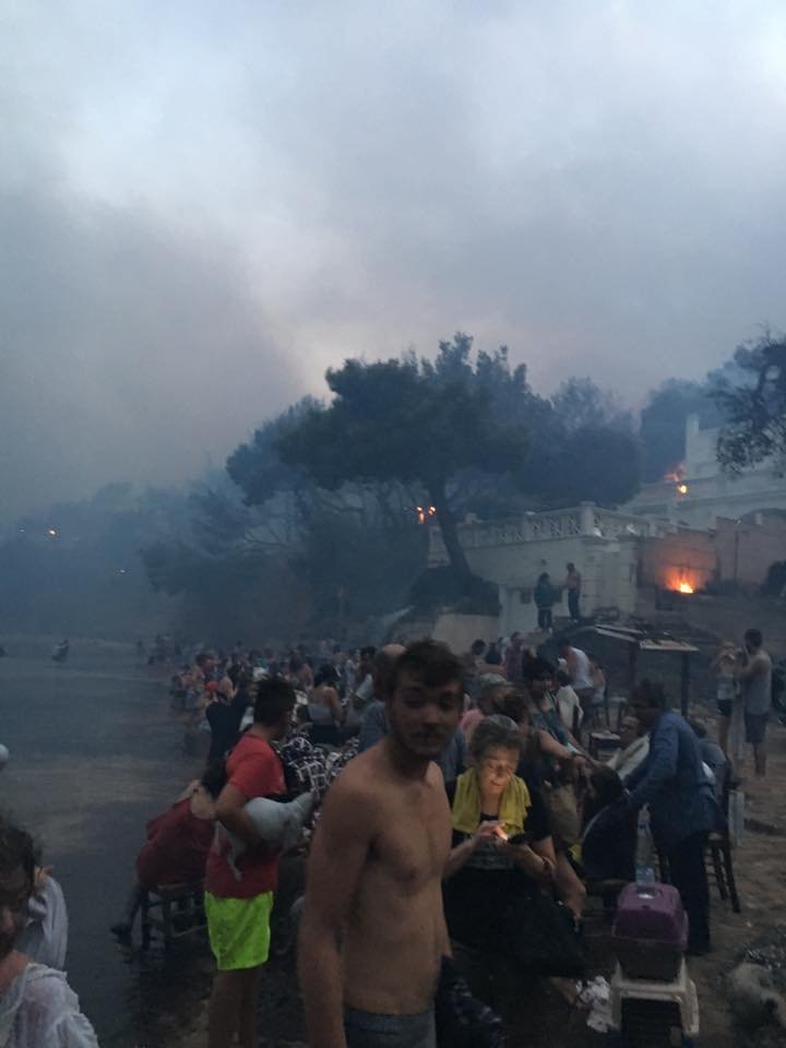 Συγκλονιστικό ντοκουμέντο -Ανθρωποι στη θάλασσα την ώρα της φωτιάς στο Μάτι [εικόνες & βίντεο] | iefimerida.gr 0