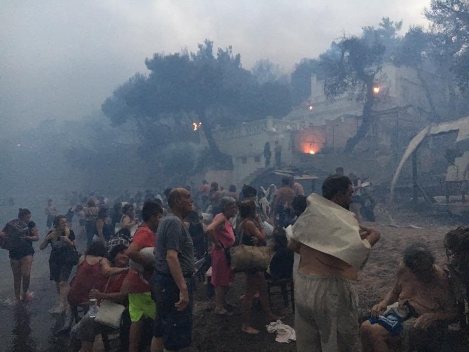 Συγκλονιστικό ντοκουμέντο -Ανθρωποι στη θάλασσα την ώρα της φωτιάς στο Μάτι [εικόνες & βίντεο] | iefimerida.gr 2