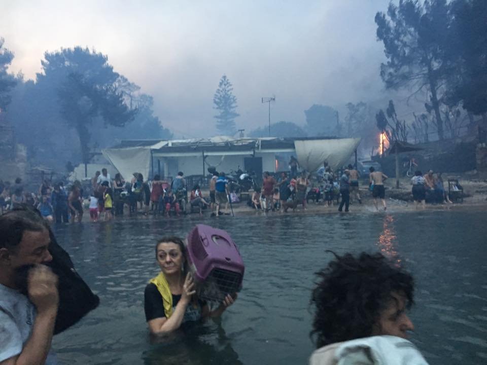 Συγκλονιστικό ντοκουμέντο -Ανθρωποι στη θάλασσα την ώρα της φωτιάς στο Μάτι [εικόνες & βίντεο] | iefimerida.gr 4