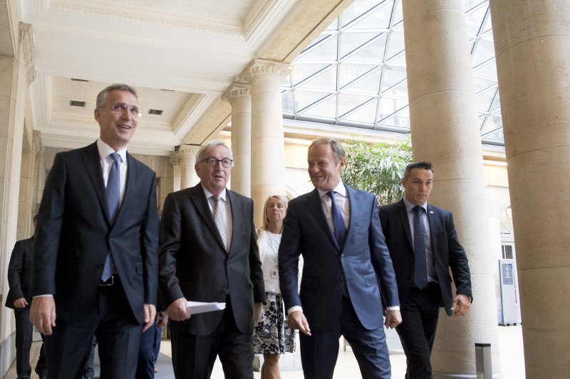 Κοινή δήλωση για συνεργασία ΕΕ με ΝΑΤΟ υπέγραψαν Τουσκ, Γιούνκερ, Στόλτενμπεργκ [εικόνες] | iefimerida.gr 2