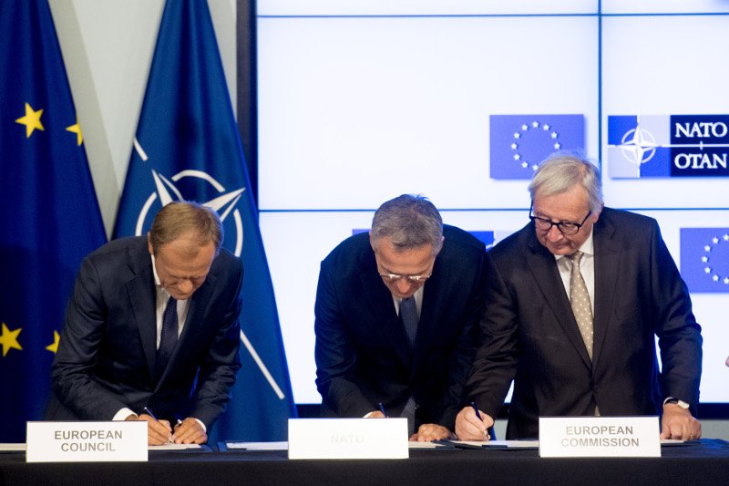 Κοινή δήλωση για συνεργασία ΕΕ με ΝΑΤΟ υπέγραψαν Τουσκ, Γιούνκερ, Στόλτενμπεργκ [εικόνες] | iefimerida.gr 0