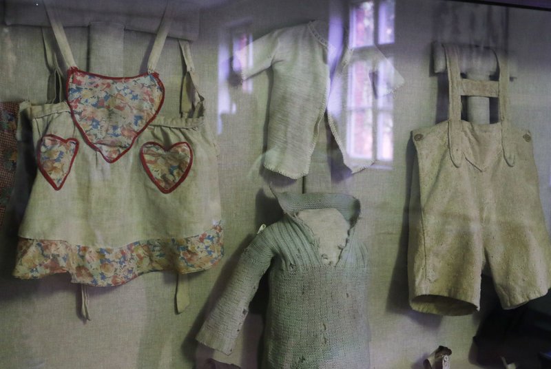 Ο χρόνος έχει σταματήσει στο Αουσβιτς -Παντόφλες νεκρών, πρόσθετα μέλη, θάλαμοι αερίων [εικόνες] | iefimerida.gr 4