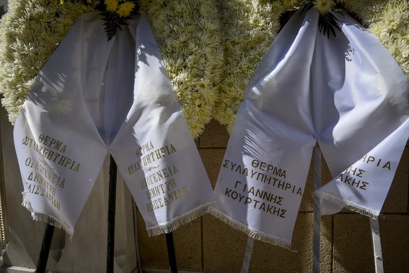 Το τελευταίο αντίο στον Σωκράτη Κόκκαλη τζούνιορ -Βουβός θρήνος στην κηδεία [εικόνες] | iefimerida.gr 53