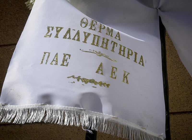 Το τελευταίο αντίο στον Σωκράτη Κόκκαλη τζούνιορ -Βουβός θρήνος στην κηδεία [εικόνες] | iefimerida.gr 54