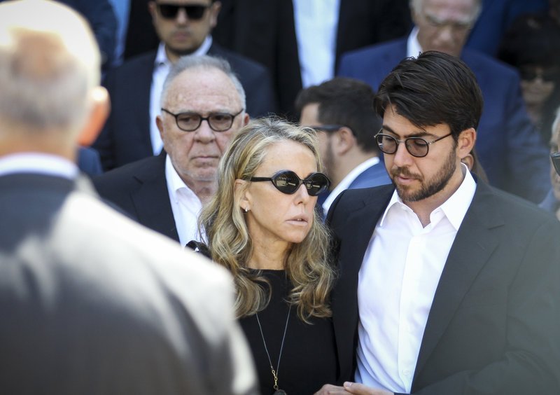 Ο Κωνσταντίνος Κόκκαλης με την μητέρα του Ελένη και τον πατέρα του Σωκράτη.