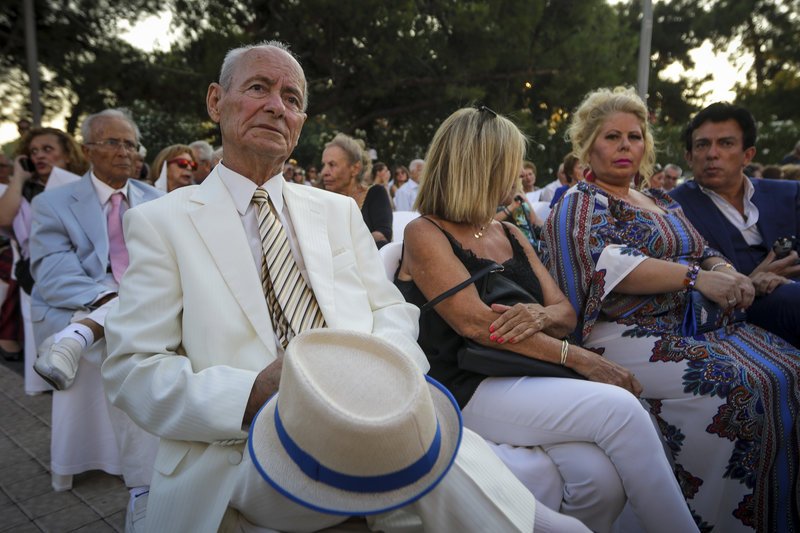 Κάποιοι παρακολούθησαν την τελετή από γιγαντοοθόνες.
