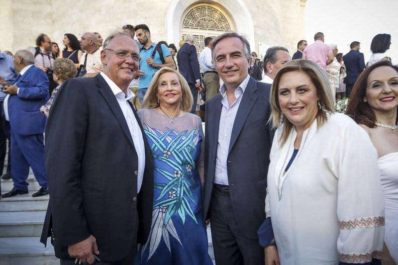 Παρών και ο Πέτρος Δούκας, εδώ ποζάροντας με την Φάνη Πάλλη Πετραλιά.