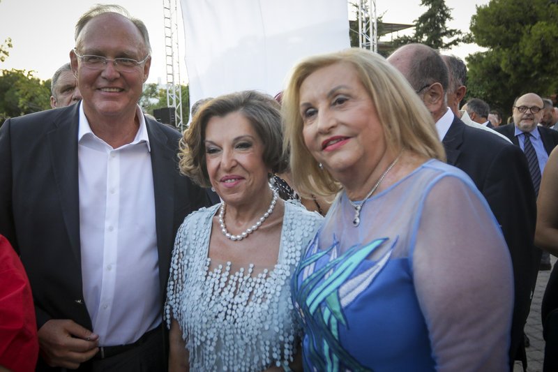 Με εντυπωσιακό φόρεμα και η Ιωάννα Μάνδρου.