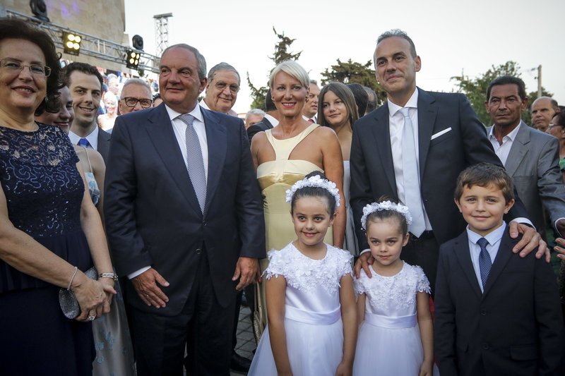 Με τα παρανυφάκια, περιμένοντας την νύφη.