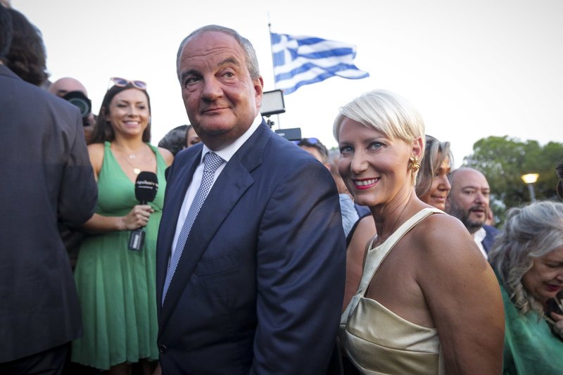Λαμπερή Νατάσα Καραμανλή με κίτρινο φόρεμα.