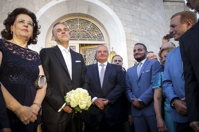 Ο γαμπρός με τον κουμπάρο.