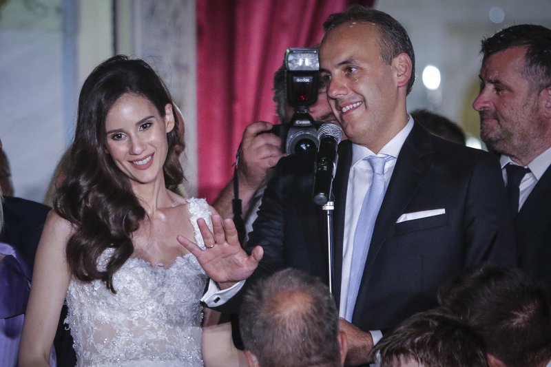 Η νύφη έλαμπε από ευτυχία.