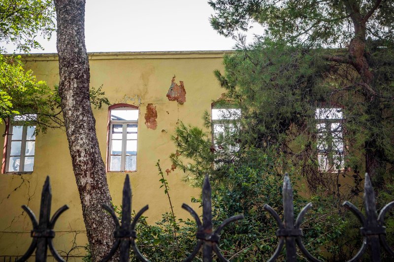 Το εξωτερικό μέρος του κτιρίου, έχει υποστεί ζημιές αλλά παραμένει όρθιο