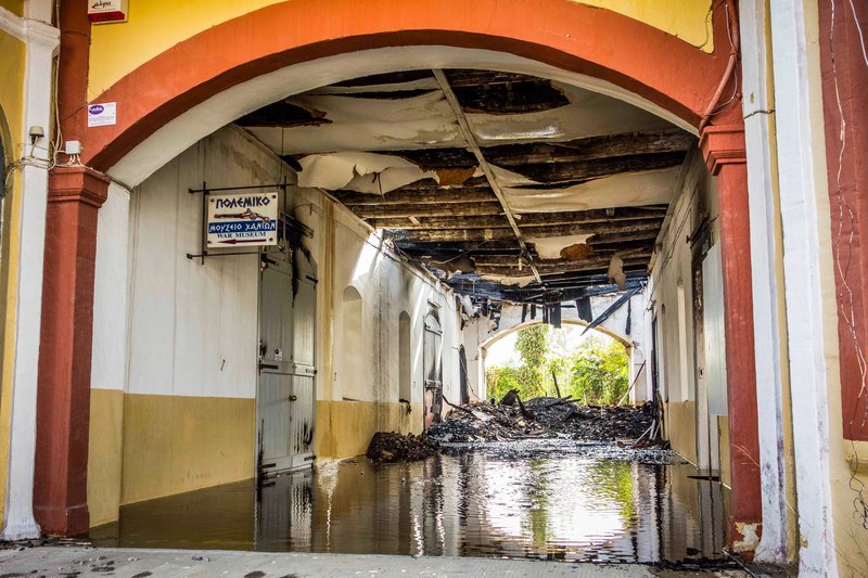 Κατεστραμμένη η οροφή και πλημμυρισμένοι χώροι μετά την πυρόσβεση