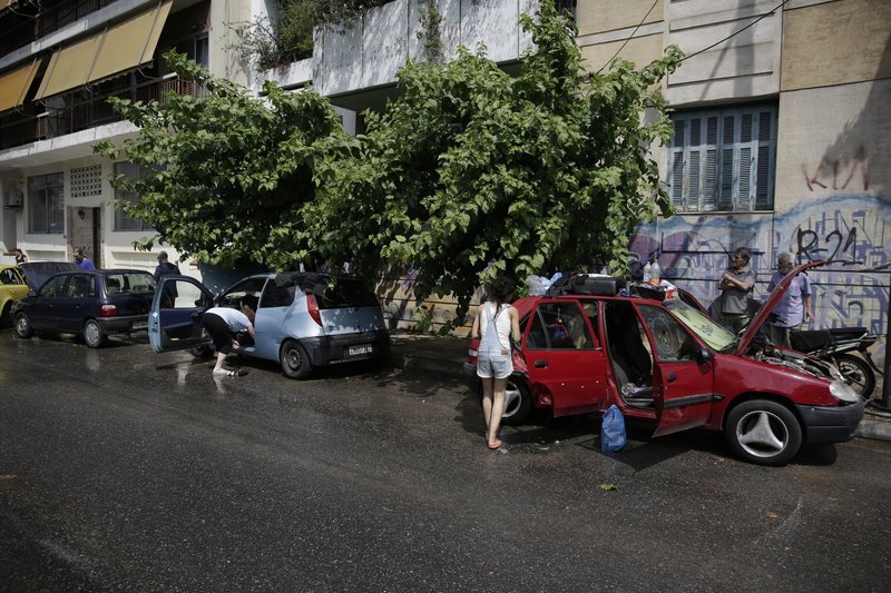 «Πνίγηκαν» οχήματα και είσοδοι σπιτιών στον Περισσό -«Μπλόκαραν» γέφυρες [βίντεο] | iefimerida.gr 13