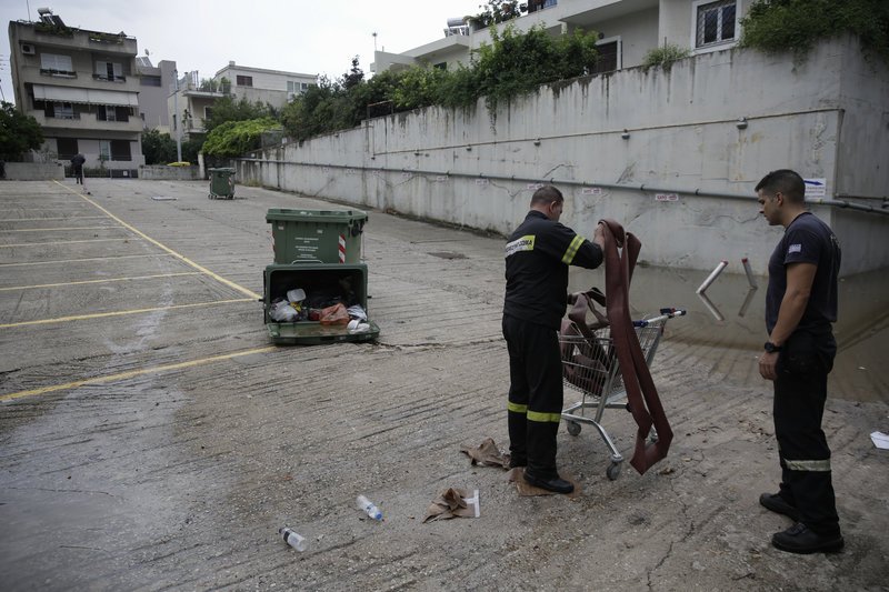 «Πνίγηκαν» οχήματα και είσοδοι σπιτιών στον Περισσό -«Μπλόκαραν» γέφυρες [βίντεο] | iefimerida.gr 11