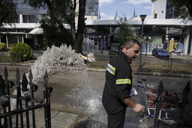 «Πνίγηκαν» οχήματα και είσοδοι σπιτιών στον Περισσό -«Μπλόκαραν» γέφυρες [βίντεο] | iefimerida.gr 8