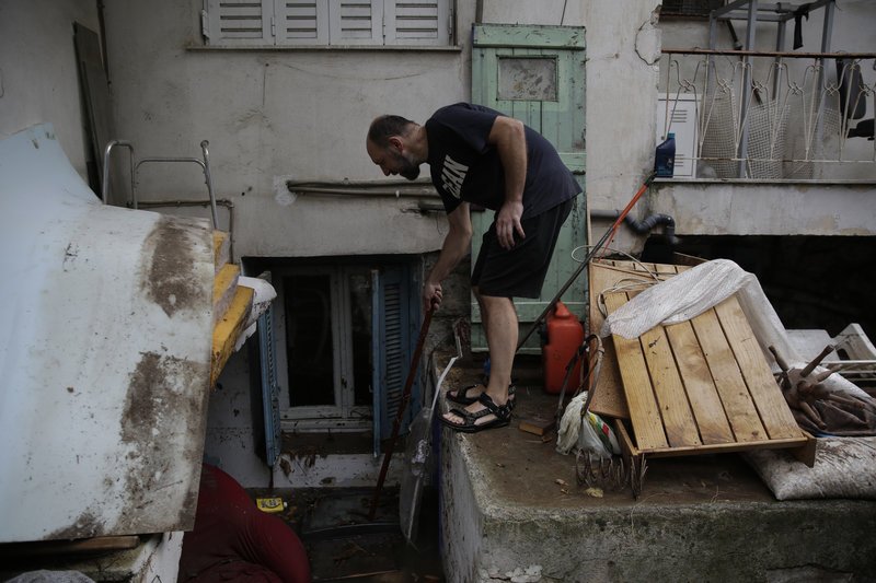 «Πνίγηκαν» οχήματα και είσοδοι σπιτιών στον Περισσό -«Μπλόκαραν» γέφυρες [βίντεο] | iefimerida.gr 6