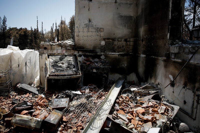 Μόνο τοίχοι απόμειναν από το πέρασμα της φονικής πυρκαγιάς