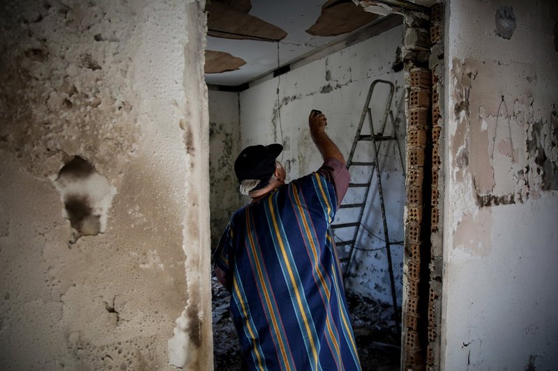 Ψάχνοντας στα ερείπια με το φως του κινητού