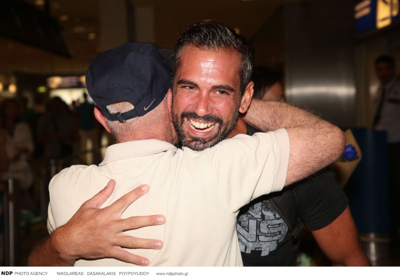 Ο Πάνος στην αγκαλιά του πατέρα του