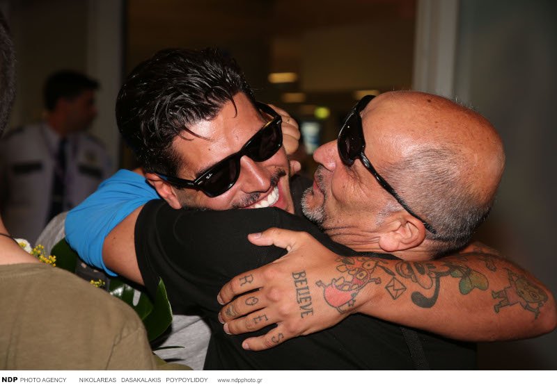 Ο Νικόλας Αγόρου στην αγκαλιά του πατέρα του