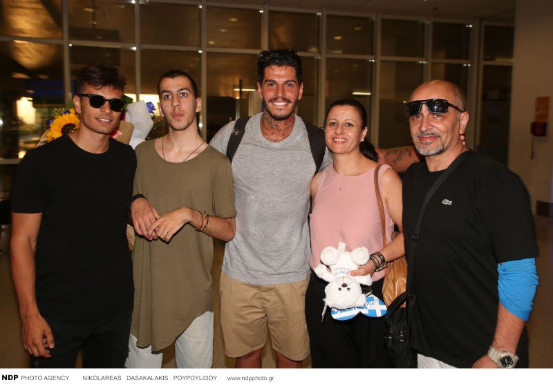 Ο Νικόλας Αγόρου με τους γονείς του και τα αδέλφια του