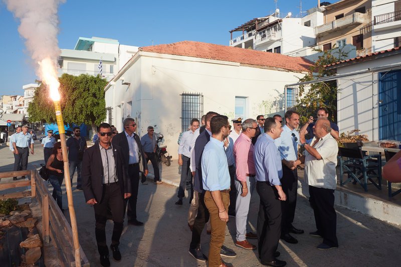 Κάθε λίγα μέτρα σταματούσαν τον Κυριάκο Μητσοτάκη για χειραψία