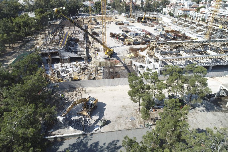 Πανοραμική φωτογραφία: Μπροστά η μπουλντόζα, πίσω το υπό ανέγερση γήπεδο της ΑΕΚ