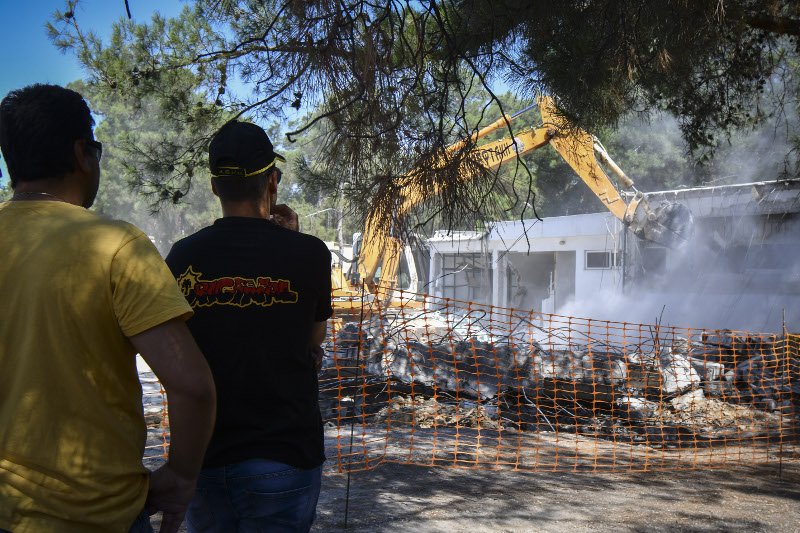 Φίλοι της ΑΕΚ παρακολουθούν την κατεδάφιση