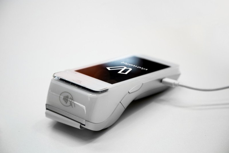 Το νέο logo της Viva Wallet φιγουράρει στα τερματικά της εταιρείας