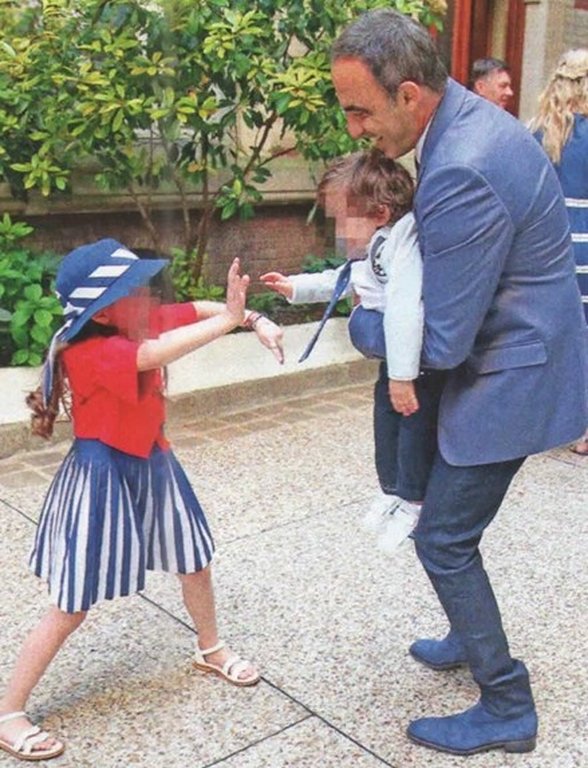 Ο Νίκος Αλιάγας με τον γιο και την κόρη του