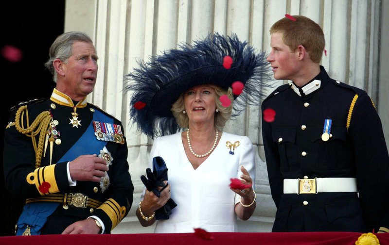 «Δεν είναι κακιά μητριά»- Ο πρίγκιπας Χάρι υπερασπίζεται την Καμίλα  | iefimerida.gr 3