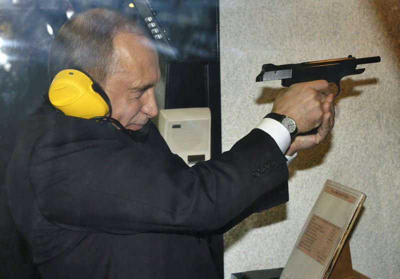 O Bλαντίμιρ Πούτιν ασκείται στη σκοποβολή μέσα στο κτίριο της GRU (Φωτογραφία αρχείου: ΑΡ)