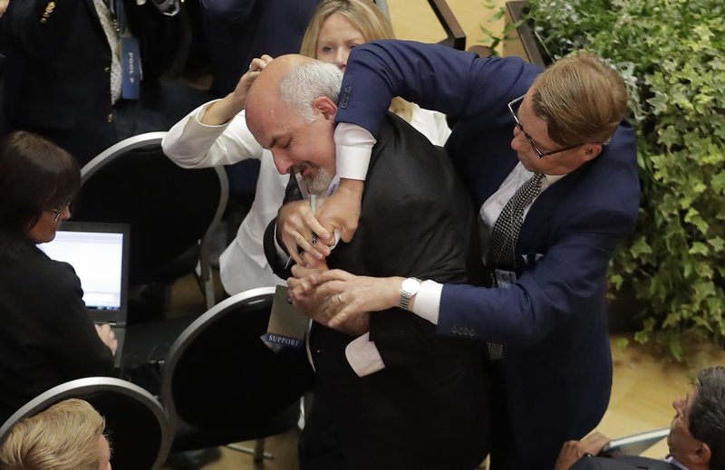 Κυριολεκτικά σηκωτό πήραν οι άνδρες της ασφάλειας τον άνθρωπο που διαμαρτυρήθηκε -Φωτογραφίες: AP Photo/Markus Schreiber