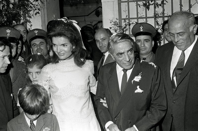 Και φυσικά στο Σκορπιό, στο γάμο της Τζάκι με τον Αρίστο.