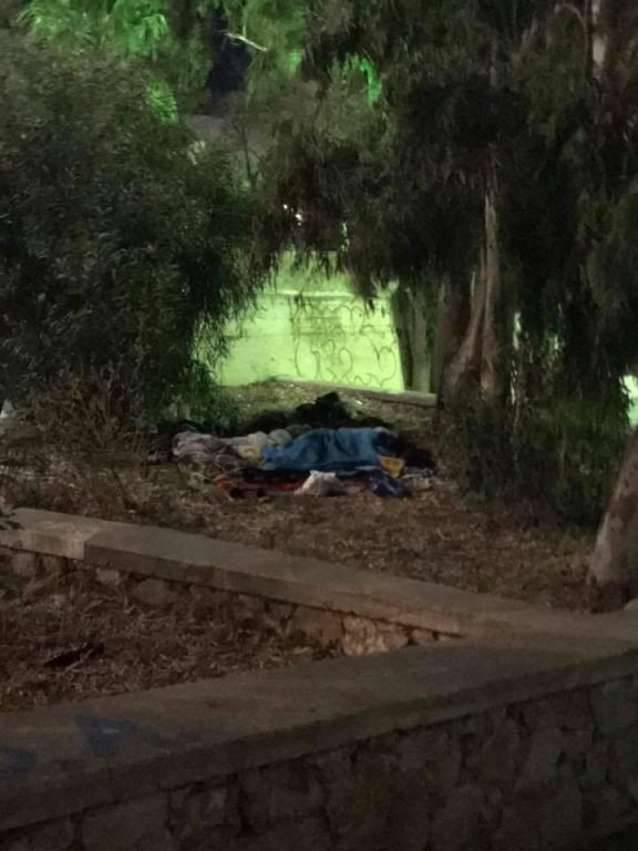 Εικόνες που προβληματίζουν στη Σαντορίνη -Αστεγοι κοιμούνται στον δρόμο στα κοσμοπολίτικα Φηρά [εικόνες] | iefimerida.gr 1